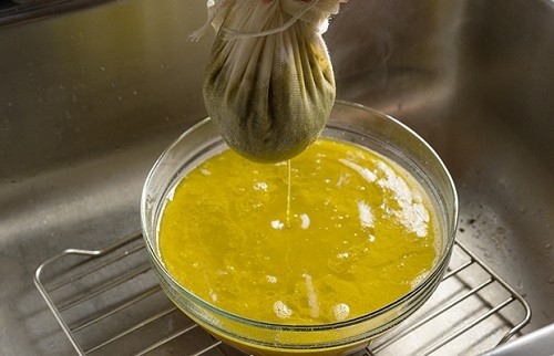 סינון התערובת והוצאת הקנאביס מהחמאה