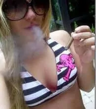 נערה מעשנת מריחואנה