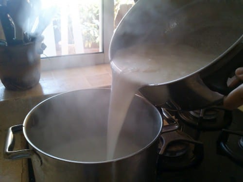 לאחר רתיחה ובישול של עוד 10 דקות מעבירים את החלב לסיר חדש 