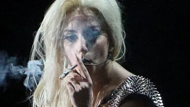 ליידי גאגא מעשנת ג'וינט בהופעה באמסטרדם