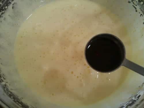 שליש כוס חלב עם כפית תמצית וניל
