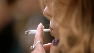 אישה מעשנת ג'וינט