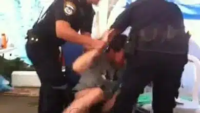 שוטרים עוצרים חולה