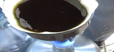 סינון שמן קנאביס רפואי דרך פילטר קפה