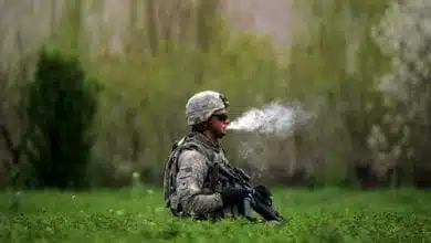 חייל אמריקאי מעשן מריחואנה