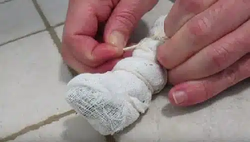 גלגלו את הבד עם התפרחת בתוכו וקשרו אותו עם חוט הכותנה