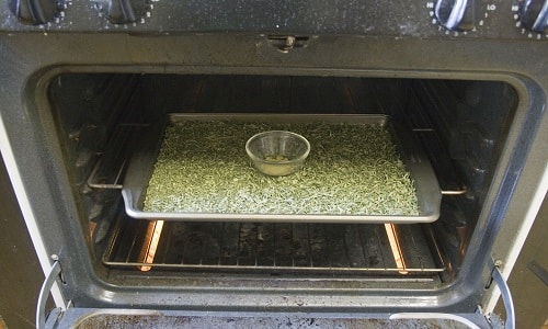 תהליך הדה קרבוקסילציה ניתן לביצוע על ידי חימום בתנור ביתי שחומם מראש ל-90-100 מעלות צלסיוס