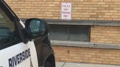 תחתנת משטרה, ריוורסייד (Riverside), שיקגו, ארה"ב (שיקגו: אישה נעצרה מעשנת מריחואנה בחנייה של התחנה)