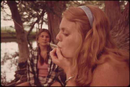 צעירים אמריקנים מעשנים קנאביס שנת 1973