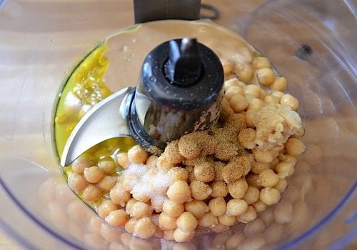 גרגירי חומוס בתוך מעבד מזון, עם שמן זית וטחינה