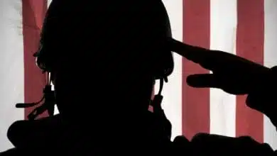 חייל מצדיע על רקע דגל ארה"ב