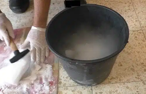 קרח יבש בתוך דלי