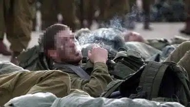 חייל מעשן (צילום: אביר סולטן, פלאש90)