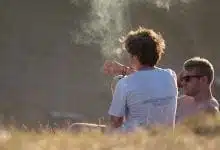 שני בני נוער מעשנים ג'וינט קנאביס מריחואנה