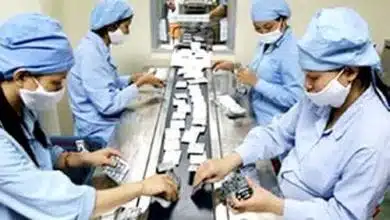 נשים עובדות במפעל תרופות