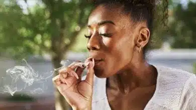 אשה אפריקנית מעשנת ג'וינט קנאביס