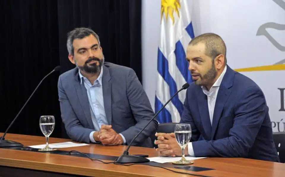 דייגו אוליברה (מימין), מזכ"ל ועדת הסמים הלאומית של אורוגוואי, מציג את הנתונים בשבוע שעבר