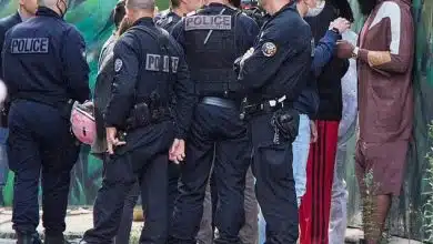 ג'יימס הארדן עובר חיפוש משטרתי בפריז (צילום: הדיילי מייל)