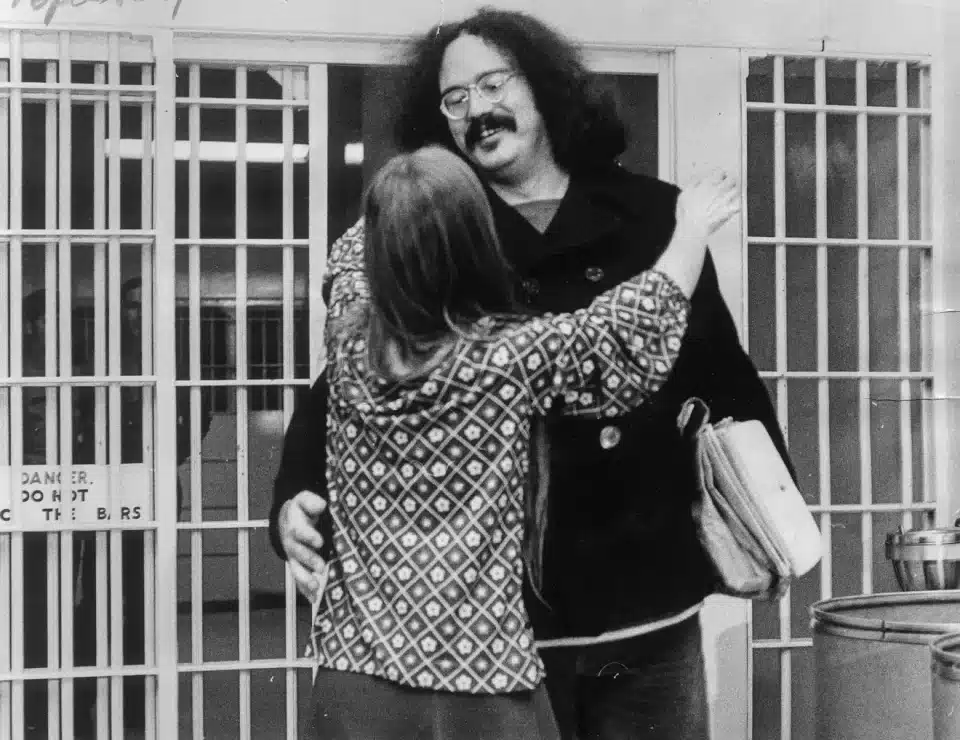 סינקלייר בעת שחרורו מהכלא, מתחבק עם אשתו לני סינקלייר (צילום באדיבות: Hugh Grannum, Detroit Free Press)