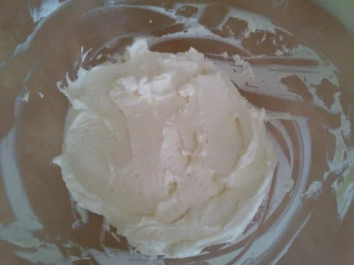 מסקרפונה וסוכר (אפשר להחליף 250 גרם מסקרפונה ב250 גרם גבינת "טוב טעם")