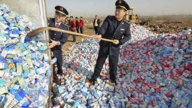 שוטרים סינים משמידים אבקות חלב עם מלאמין