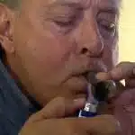 סבא מעשן מריחואנה בפעם הראשונה