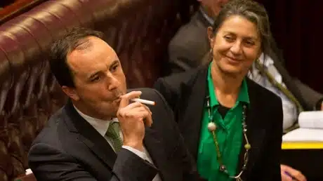 ג'רמי באקינגהאם - מעשן סיגריה אלקטרונית בבית הפרלמנט האוסטרלי