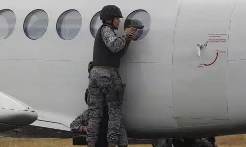 כוחות אבטחה בשדה תעופה פושטים על מטוס מלא סמים מוברחים