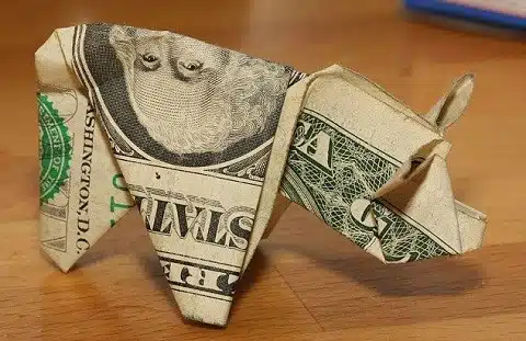 שטר של דולר אחד מקופל בצורת חזיר אורגמי
