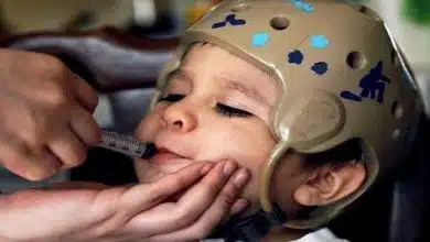 ילד חולה אפילפסיה המטופל בטיפות קנאביס (CBD)