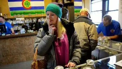 אשה קונה קנאביס בחנות חוקית בקולורדו
