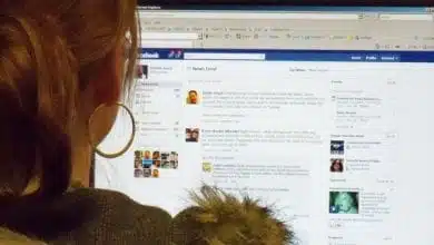 אשה מסתכלת על פייסבוק