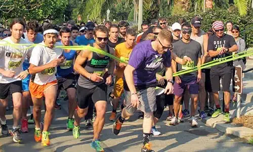 קבוצה גדולה של רצים מהמרוץ של ארגון 420games חוצים את קו הסיום בגולדן גייט פארק בסן פרנסיסקו