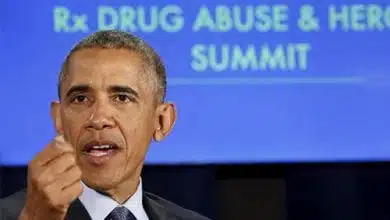 ברק אובמה נואם על רקע שקופית של הועידה ומלחמה בהתמכרות להירואין ותרופות מרשם