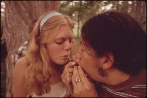 צעירים אמריקנים מעשנים קנאביס שנת 1973