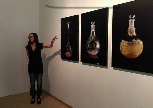 האמנית תרזה שוברט מציגה את עבודתה במוזיאון בברלין