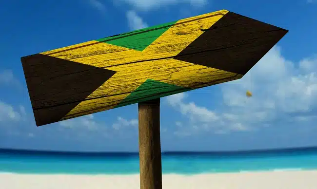 שלט דגל ג'מייקה על רקע חוף ים