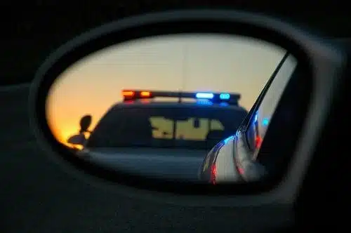 ניידת משטרה משתקפת במראת רכב