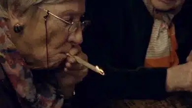 סבתות מעשנות מריחואנה באמסטרדם