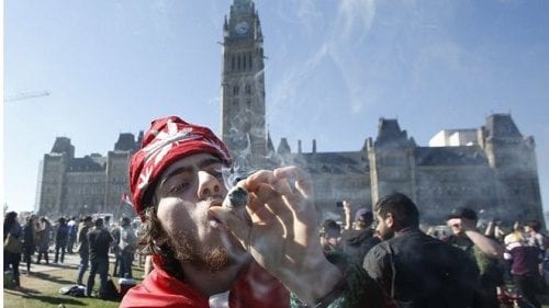 בני נוער צעירים בקנדה המעשנים קנאביס