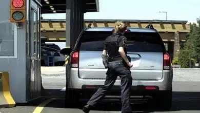 מעבר גבול ארה"ב-קנדה - שוטרת מחפשת קנאביס ברכב
