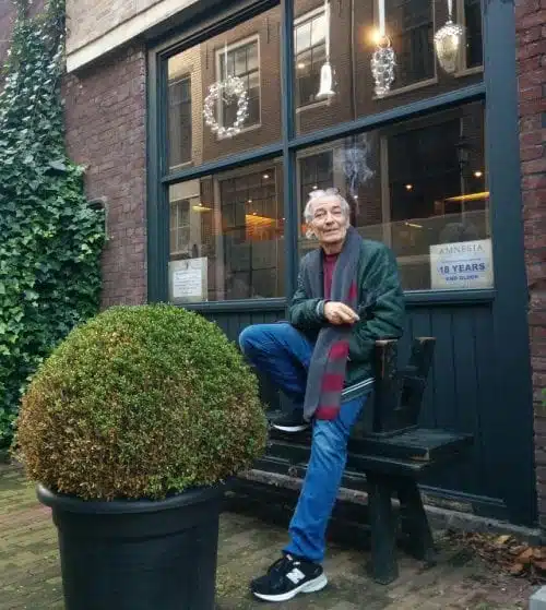 שלומי סנדק מחוץ לאמנזיה קופי שופ באמסטרדם