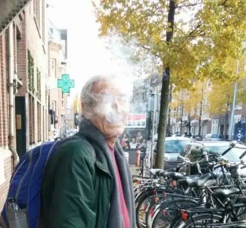 שלומי סנדק עם עשן קנאביס אמסטרדם