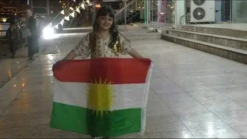 ילדה קטנה עם דגל כורדיסטן