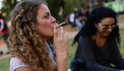 ישראלית מעשנת ג'וינט (צילום: תומר נויברג, פלאש90)