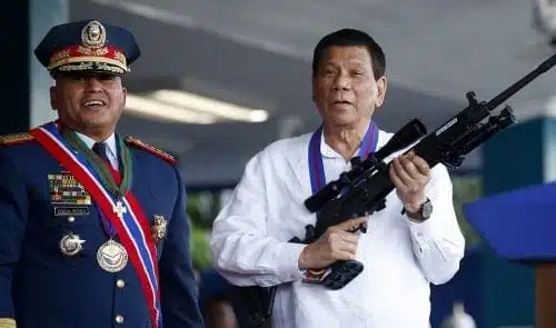 נשיא פיליפינים דוטרטה עם נשק ישראלי גליל