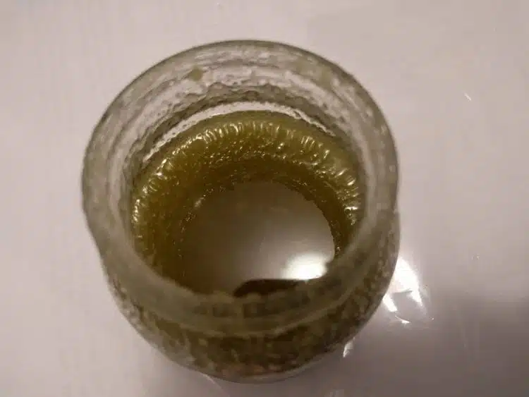 וזה התוצר שלשמו התכנסנו, שמן סיכה מסונן עשוי קנאביס. נכון זה קצת מרגש?