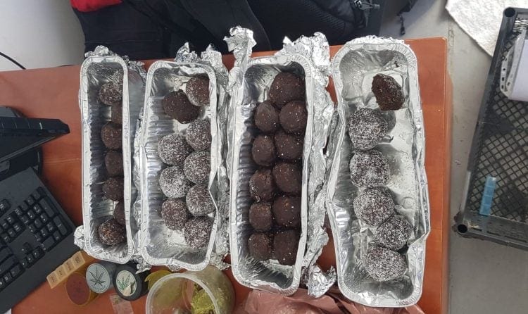 כדורי שוקולד נתפסו בפשיטת משטרה
