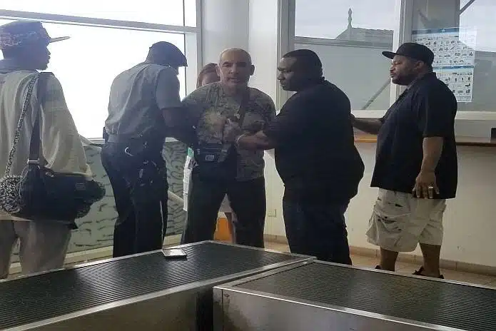 אלקי דיוויד נעצר בשדה התעופה בסנט קיטס