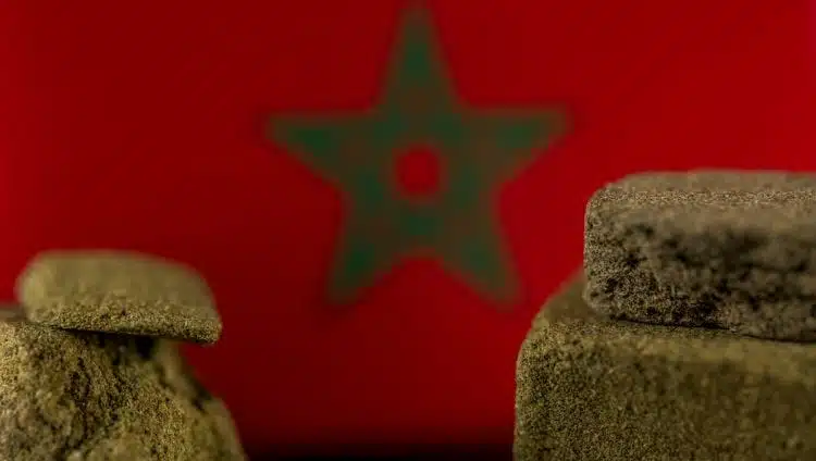 חשיש מרוקאי על רקע דגל מרוקו